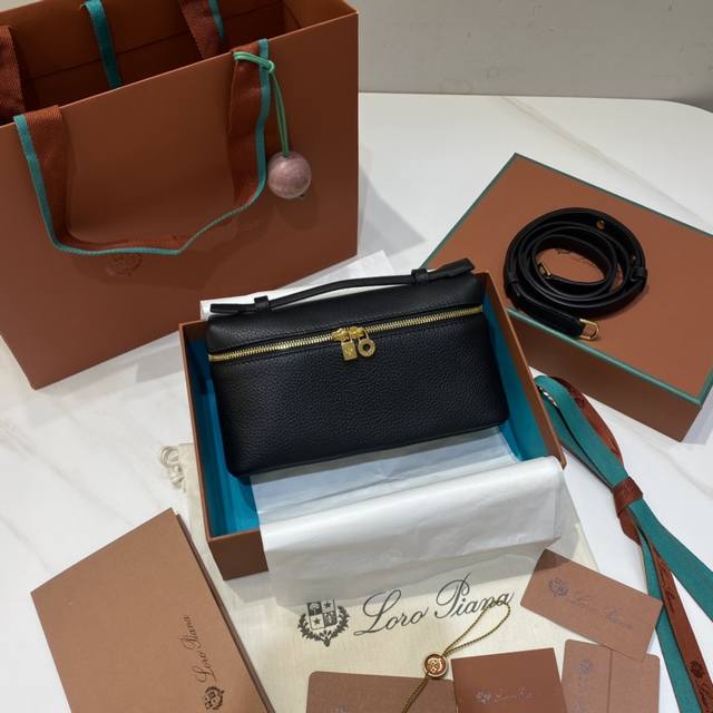 L19黑色金扣 新版 Extra pocket L19系列手提 斜挎包 不被定义的生活才最自在 就像Loro pian 的材质设计 不需要繁复设计的款式 简洁柔