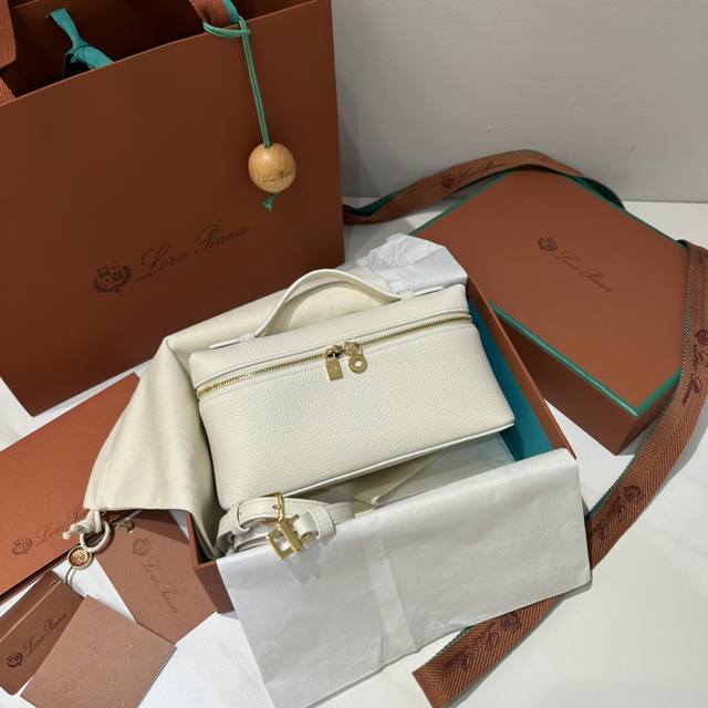 L19牛奶白金扣 Extra pocket L19系列手提 斜挎包 不被定义的生活才最自在 就像Loro pian 的材质设计 不需要繁复设计的款式 简洁柔和的