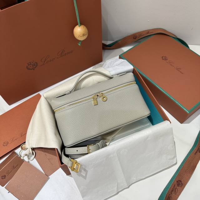 L19珍珠灰金扣 Extra pocket L19系列手提 斜挎包 不被定义的生活才最自在 就像Loro pian 的材质设计 不需要繁复设计的款式 简洁柔和的
