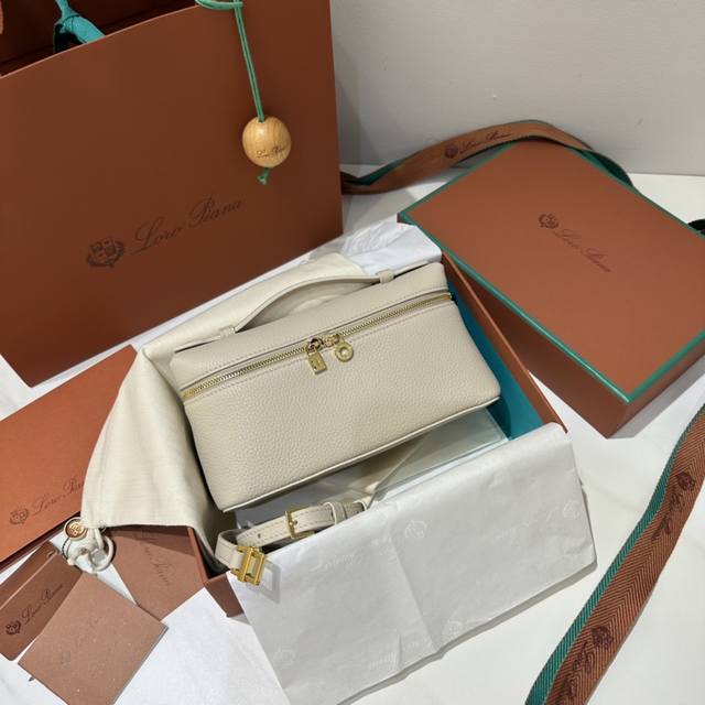 L19浅米色金扣 Extra pocket L19系列手提 斜挎包 不被定义的生活才最自在 就像Loro pian 的材质设计 不需要繁复设计的款式 简洁柔和的