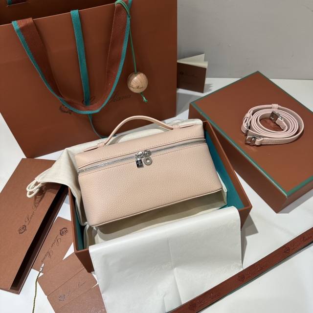 L19大理石粉 Extra pocket L19系列手提 斜挎包 不被定义的生活才最自在 就像Loro piana的材质设计 不需要繁复设计的款式 简洁柔和的轮