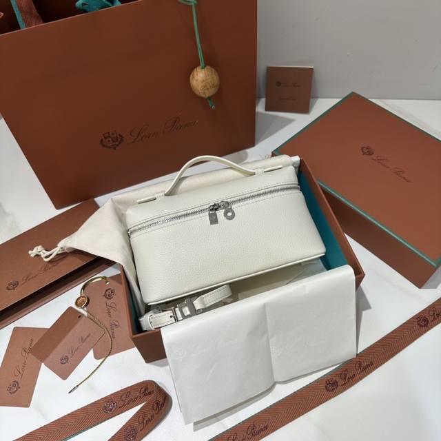 L19牛奶白 Extra pocket L19系列手提 斜挎包 不被定义的生活才最自在 就像Loro pian 的材质设计 不需要繁复设计的款式 简洁柔和的轮廓