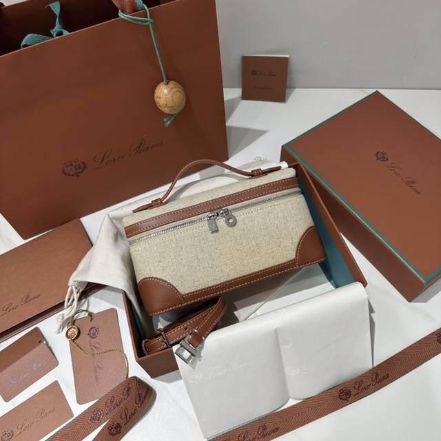 L19帆布拼棕 Extra pocket L19系列手提 斜挎包 不被定义的生活才最自在 就像Loro pian 的材质设计 不需要繁复设计的款式 简洁柔和的轮