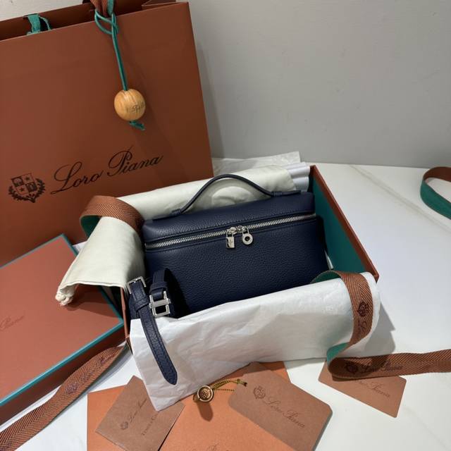 L19午夜蓝 Extra pocket L19系列手提 斜挎包 不被定义的生活才最自在 就像Loro pian 的材质设计 不需要繁复设计的款式 简洁柔和的轮廓