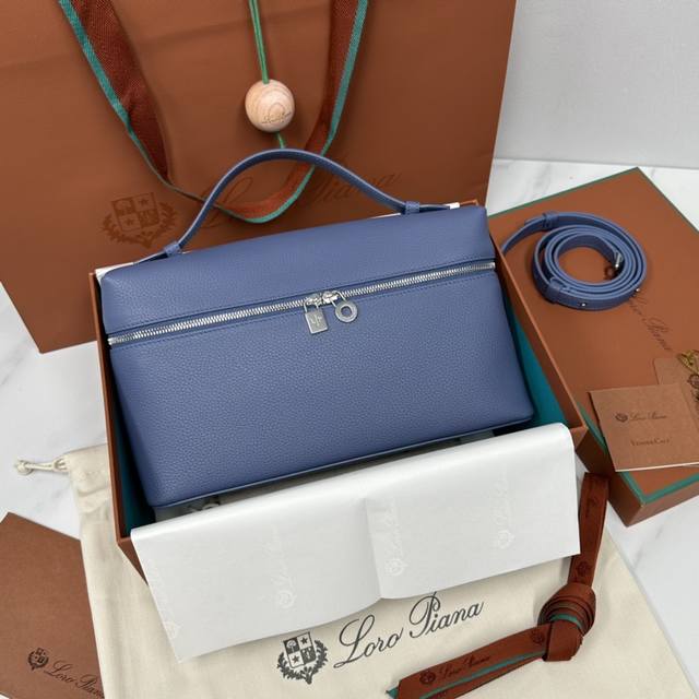 L27冷靛蓝 新版 Extra pocket L27系列手提 斜挎包 不被定义的生活才最自在 就像Loro pian 的材质设计 不需要繁复设计的款式 简洁柔和