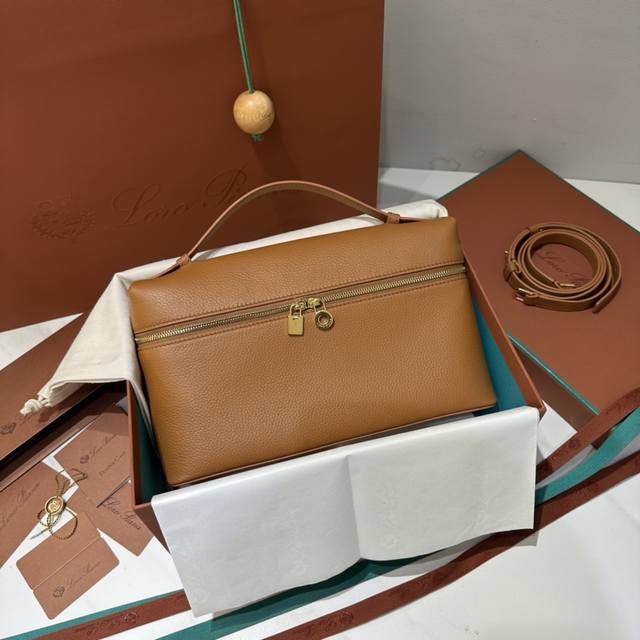 L27金棕金扣 新版 Extra pocket L27系列手提 斜挎包 不被定义的生活才最自在 就像Loro pian 的材质设计 不需要繁复设计的款式 简洁柔