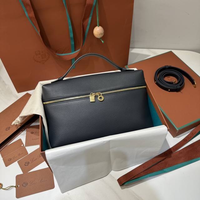 L27海军蓝金扣 新版 Extra pocket L27系列手提 斜挎包 不被定义的生活才最自在 就像Loro pian 的材质设计 不需要繁复设计的款式 简洁 L27海军蓝金扣 新版 Extra pocket L27系列手提 斜挎包 不被定义的生活才最自在 就像Loro pian 的材质设计 不需要繁复设计的款式 简洁