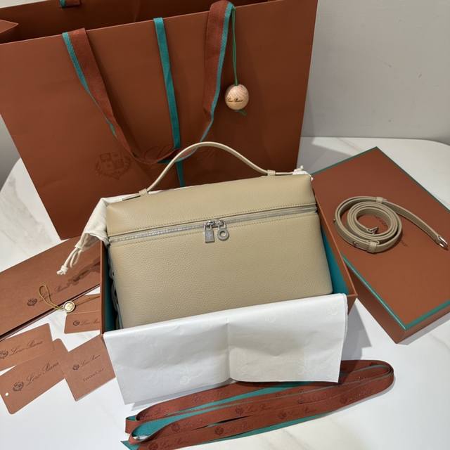 L27淡乳香色 新版 Extra pocket L27系列手提 斜挎包 不被定义的生活才最自在 就像Loro pian 的材质设计 不需要繁复设计的款式 简洁柔 L27淡乳香色 新版 Extra pocket L27系列手提 斜挎包 不被定义的生活才最自在 就像Loro pian 的材质设计 不需要繁复设计的款式 简洁柔