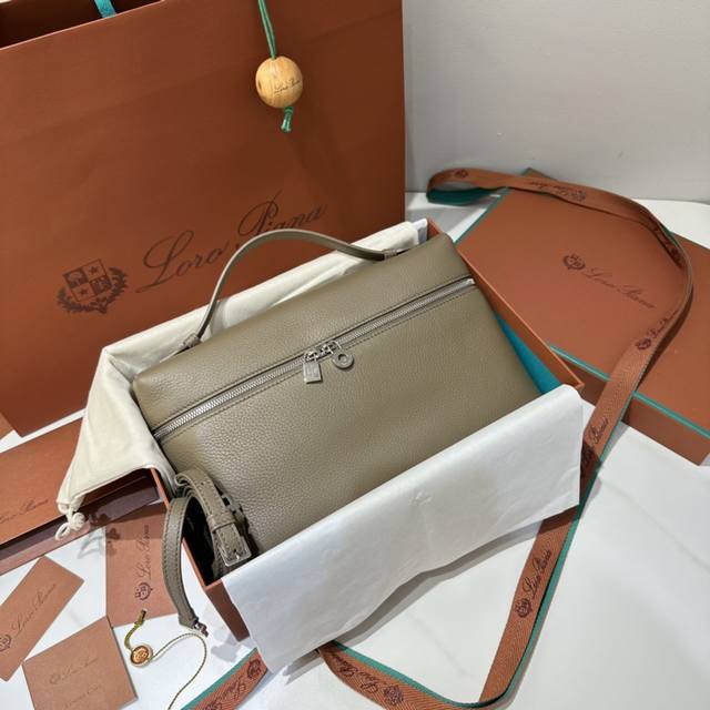 L27大象灰 Extra pocket L27系列手提 斜挎包 不被定义的生活才最自在 就像Loro pian 的材质设计 不需要繁复设计的款式 简洁柔和的轮廓