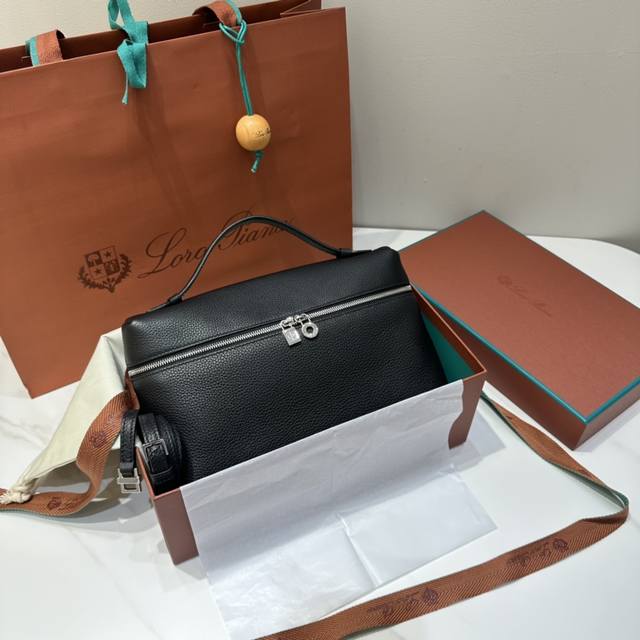 L27黑色 Extra pocket L27系列手提 斜挎包 不被定义的生活才最自在 就像Loro pian 的材质设计 不需要繁复设计的款式 简洁柔和的轮廓优 L27黑色 Extra pocket L27系列手提 斜挎包 不被定义的生活才最自在 就像Loro pian 的材质设计 不需要繁复设计的款式 简洁柔和的轮廓优