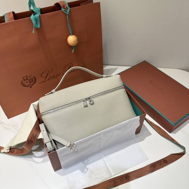 L27珍珠灰 Extra pocket L27系列手提 斜挎包 不被定义的生活才最自在 就像Loro pian 的材质设计 不需要繁复设计的款式 简洁柔和的轮廓