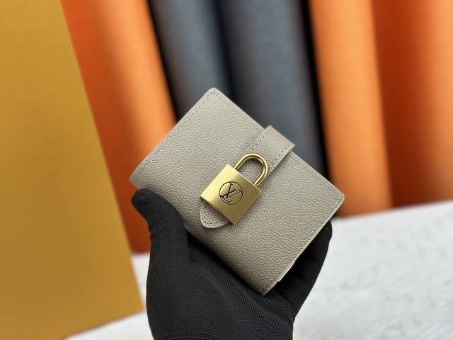 本款在表现极简主义设计的同时 赞美Maison传统工艺的新作 portfoillelowy Compact 在光滑的小牛皮上用奢华的牛皮加了衬里 装饰了古色古香