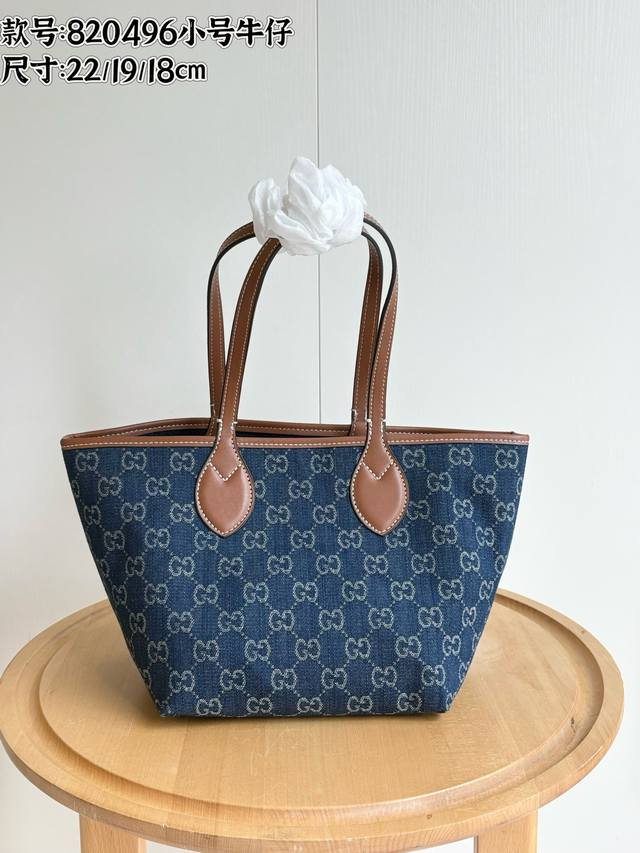 实拍# 型号 820496小号 尺寸 22X 19X 18Cm totissima系列糅合 Tote 一词与意大利语中表示最高级的词语 Issima 彰显这款小