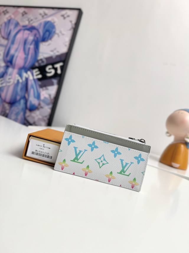 海外原单M14261渐变白色独家实拍 此款 Coin 卡夹为 Taga 皮革和 Monogram 帆布的结合涂抹和谐色彩 勾勒简明线条 拉链将零钱袋隐藏其下 另