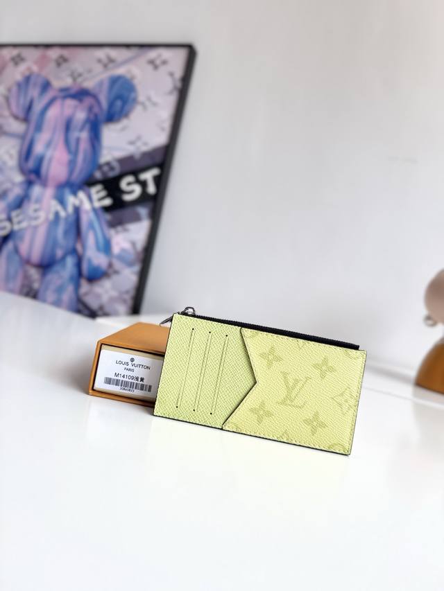 海外原单M14109浅黄独家实拍 此款由全新Monogram Eclipse涂层帆布材质裁制而成的Coin卡夹是存放硬币零钱的安全之选 外观纤秀利落 内设信用卡