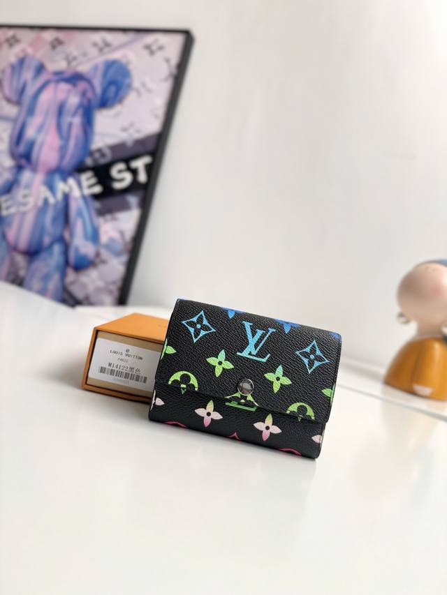 海外原单M14122渐变黑色独家实拍 此款優雅的Victor Ms錢包以Monogram Eclipse帆布製作 可放置零錢 名片 紙幣和票據 格外實用 這款錢