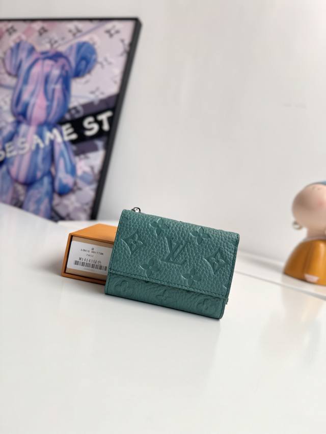 海外原单M14143绿色独家实拍 本款Slender pilot飞行员钱包由全粒面Taurillon牛皮制成 饰有低调的Monogram压花 这款小巧的钱夹正面