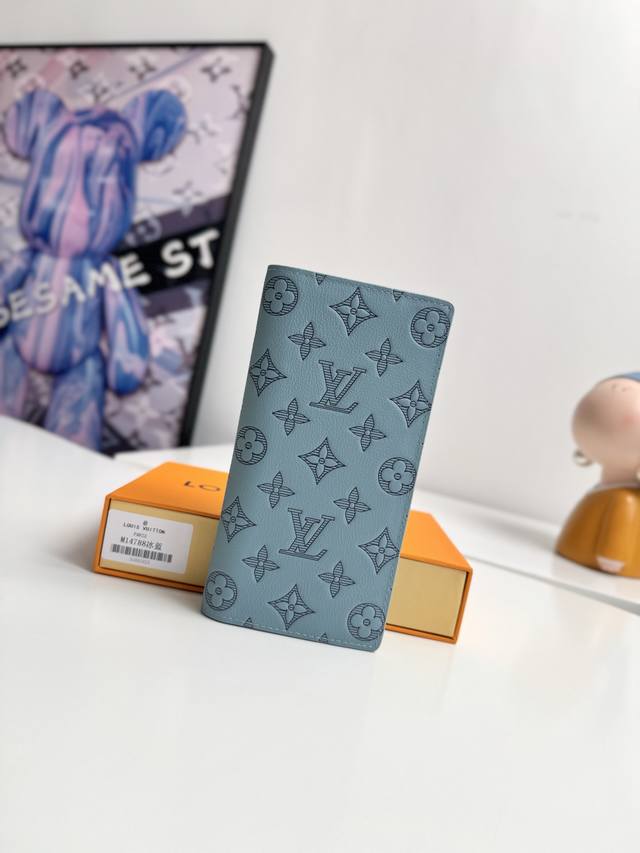 海外原单M14788冰蓝独家实拍 由柔软 Monogram Shadow 牛皮革裁制而成 此款风格硬朗的钱夹尺寸小巧 能够塞入夹克胸袋 同时轻松收纳各种硬币 信