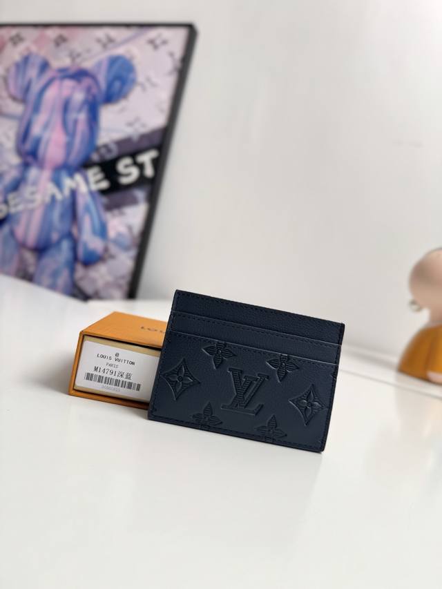 海外原单M14791深蓝独家实拍 此款采用柔软 Monogram Shadow 牛皮革的卡片夹风格靓丽而时髦 体积小巧 可轻松收入口袋中 配有中央口袋与四个插槽