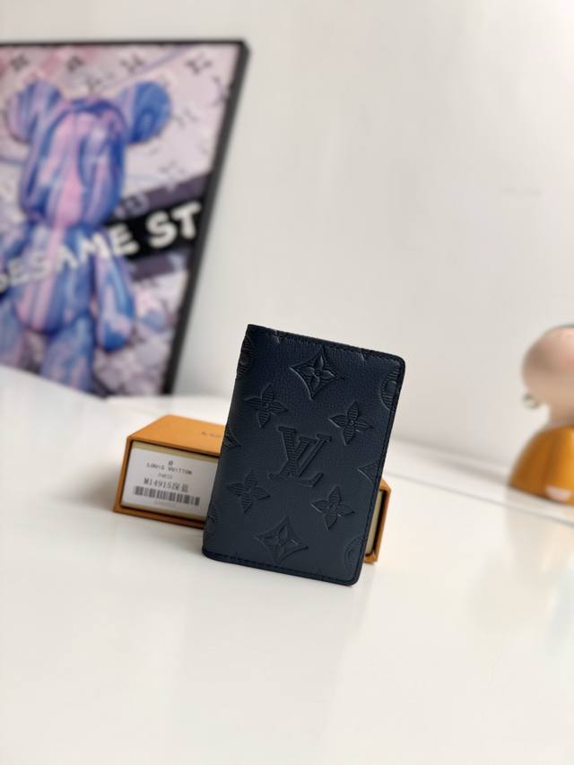 海外原单M14915深蓝独家实拍 本款口袋钱夹取材柔软 Monogram Shadow 牛皮革 以 Monogram 压纹和牛皮革内衬彰显考究格调 紧凑构型设有