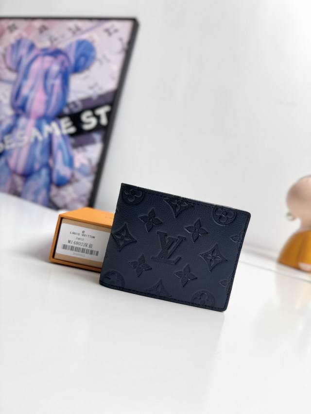 海外原单M14802深蓝独家实拍 此款路易威登Multiple钱夹设计清爽简洁 蓝色Monogram Shadow小牛皮面料质地十分柔软 饰有标志性Monogr 海外原单M14802深蓝独家实拍 此款路易威登Multiple钱夹设计清爽简洁 蓝色Monogram Shadow小牛皮面料质地十分柔软 饰有标志性Monogr