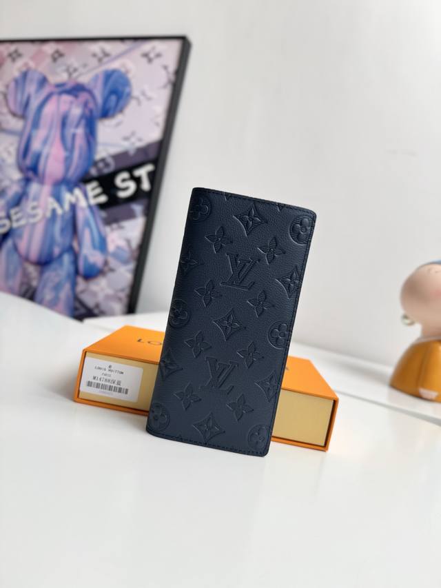 海外原单M14788深蓝独家实拍 由柔软 Monogram Shadow 牛皮革裁制而成 此款风格硬朗的钱夹尺寸小巧 能够塞入夹克胸袋 同时轻松收纳各种硬币 信