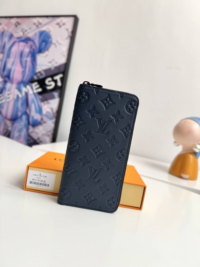 海外原单M14783深蓝独家实拍 本款 Zippy Vertical 钱夹先后采用印花和压印工艺 在柔软牛皮革表面重现 Georges Vuitton 年创作的