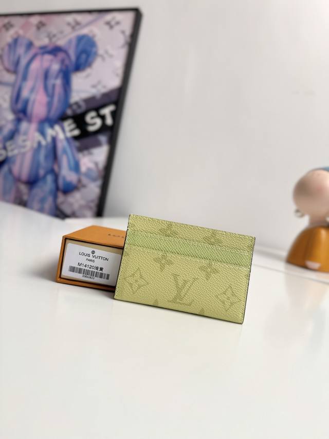 海外原单M14119浅黄独家实拍 此款采用全新Monogram Eclipse涂层帆布材质的卡片夹风格靓丽而时髦 体积小巧 可轻松收入口袋中 配有中央口袋与四个