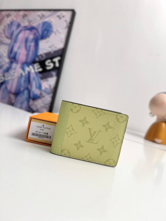 海外原单M14111浅黄独家实拍 這款尺寸小巧的Multiple錢包以同色調的Monogram帆布搭配Taga皮革 展現俐落清爽的配色 散發活潑的運動氣息 內層