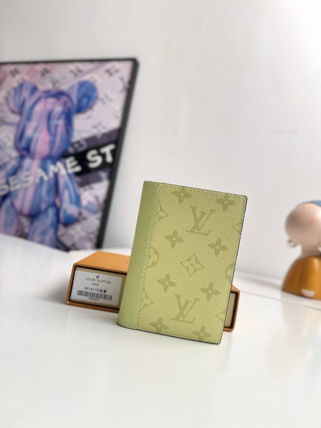 海外原单M14115浅黄独家实拍 本款护照套选用明丽 Monogram 涂层帆布和 Taga 牛皮革 为 Tagarama 系列再添清新一员 鲜明牛皮革内衬完善