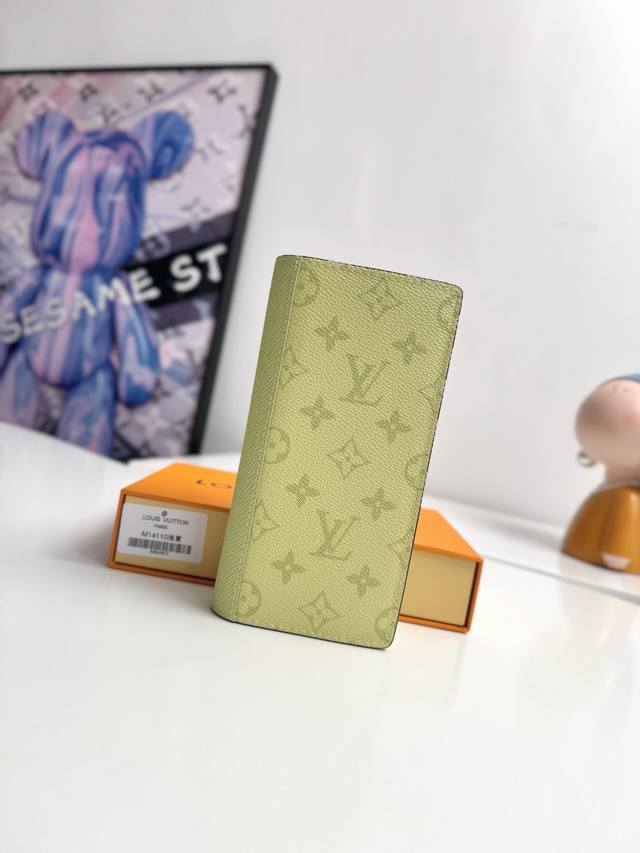 海外原单M14110浅黄独家实拍 Brazza長型錢包以色彩絢麗的Monogram塗層帆布搭配色調相襯的Taga皮革製造 精心設計的內層設有十六個信用卡夾層 拉