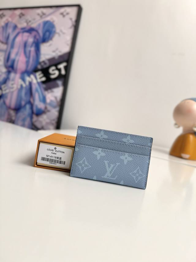 海外原单M14119浅蓝独家实拍 此款采用全新Monogram Eclipse涂层帆布材质的卡片夹风格靓丽而时髦 体积小巧 可轻松收入口袋中 配有中央口袋与四个