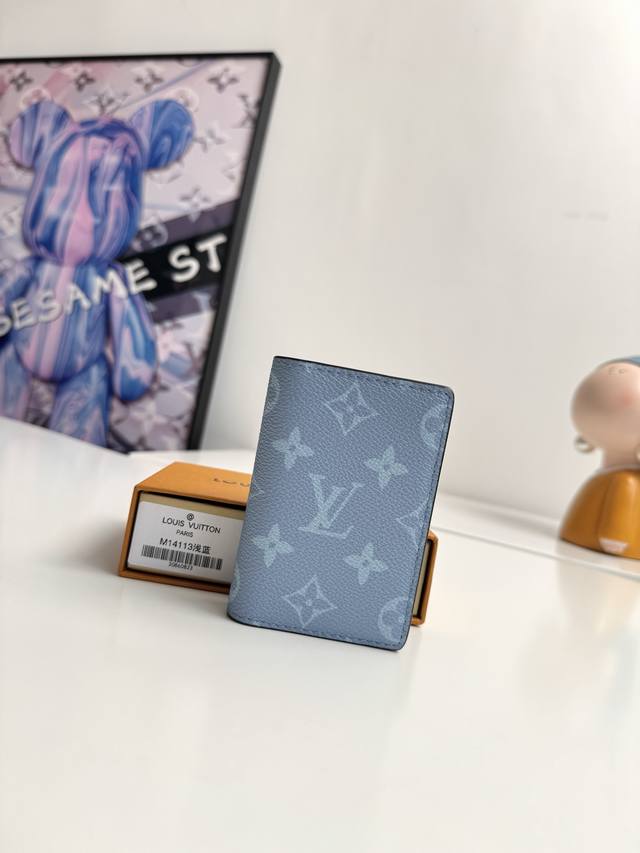 海外原单M14113浅蓝独家实拍 本款口袋钱夹见证 Monogram 帆布与 Taga 皮革的春日邂逅 以牛皮革内衬 卡片夹层和口袋彰显功能考量 搭配后部外袋