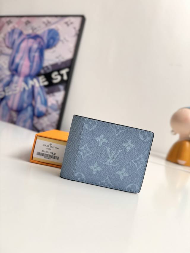 海外原单M14111浅蓝独家实拍 這款尺寸小巧的Multiple錢包以同色調的Monogram帆布搭配Taga皮革 展現俐落清爽的配色 散發活潑的運動氣息 內層