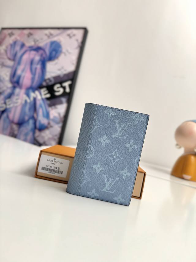 海外原单M14115浅蓝独家实拍 本款护照套选用明丽 Monogram 涂层帆布和 Taga 牛皮革 为 Tagarama 系列再添清新一员 鲜明牛皮革内衬完善