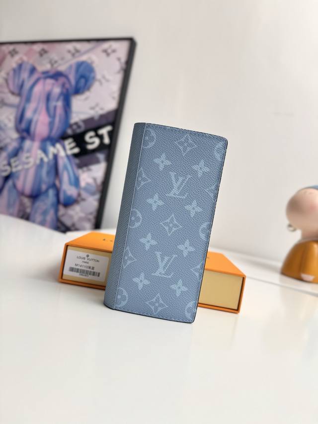 海外原单M14110浅蓝独家实拍 Brazza長型錢包以色彩絢麗的Monogram塗層帆布搭配色調相襯的Taga皮革製造 精心設計的內層設有十六個信用卡夾層 拉