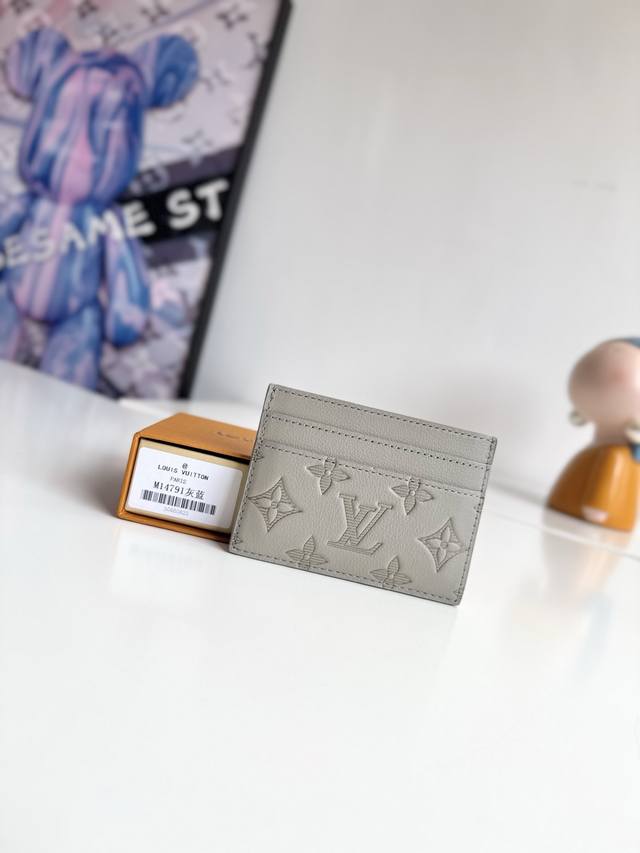 海外原单M14791灰蓝独家实拍 此款采用柔软 Monogram Shadow 牛皮革的卡片夹风格靓丽而时髦 体积小巧 可轻松收入口袋中 配有中央口袋与四个插槽