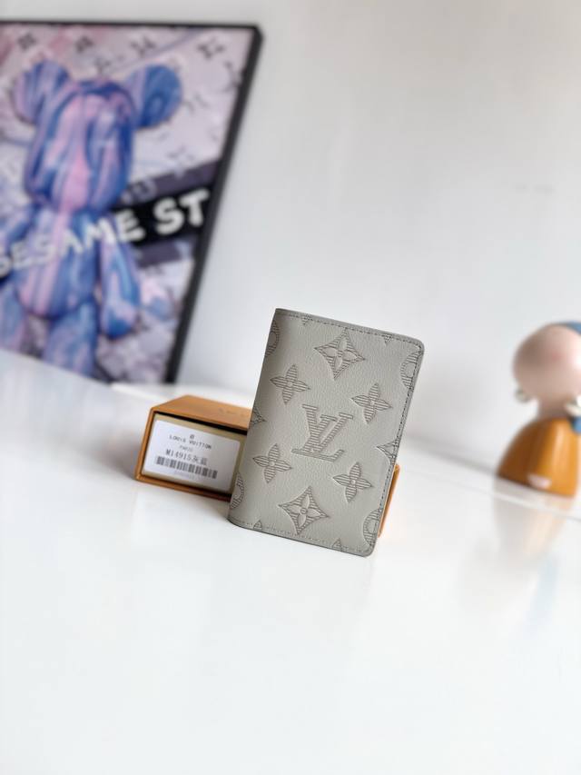 海外原单M14915灰蓝独家实拍 本款口袋钱夹取材柔软 Monogram Shadow 牛皮革 以 Monogram 压纹和牛皮革内衬彰显考究格调 紧凑构型设有