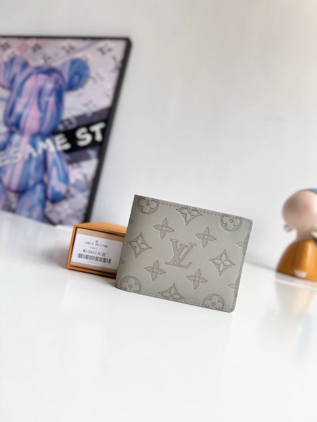 海外原单M14802灰蓝独家实拍 此款路易威登Multiple钱夹设计清爽简洁 蓝色Monogram Shadow小牛皮面料质地十分柔软 饰有标志性Monogr