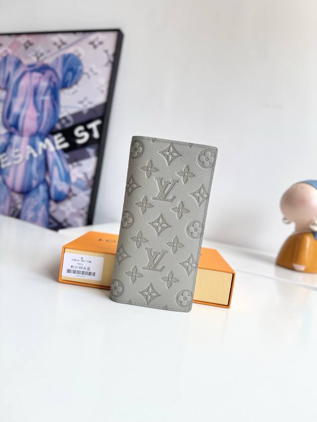 海外原单M14788灰蓝独家实拍 由柔软 Monogram Shadow 牛皮革裁制而成 此款风格硬朗的钱夹尺寸小巧 能够塞入夹克胸袋 同时轻松收纳各种硬币 信 海外原单M14788灰蓝独家实拍 由柔软 Monogram Shadow 牛皮革裁制而成 此款风格硬朗的钱夹尺寸小巧 能够塞入夹克胸袋 同时轻松收纳各种硬币 信