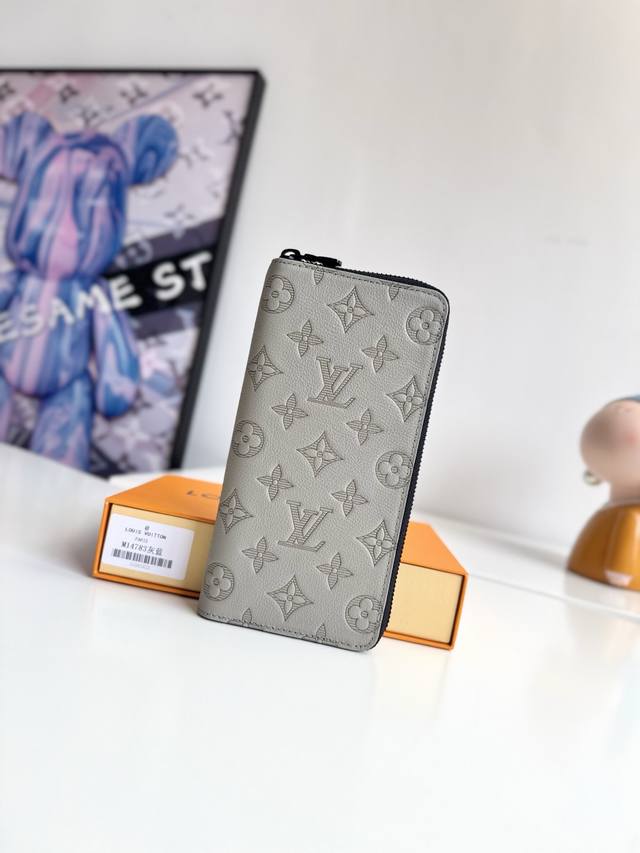 海外原单M14783灰蓝独家实拍 本款 Zippy Vertical 钱夹先后采用印花和压印工艺 在柔软牛皮革表面重现 Georges Vuitton 年创作的