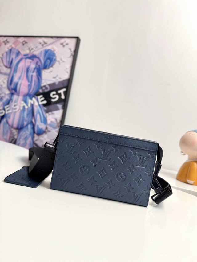 海外原单M81115深蓝独家实拍 Gaston Wearable Wallet 手袋脱胎于路易威登 pochette Voyage 手拿包 以 Monogram