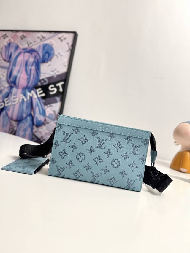 海外原单M81115冰蓝独家实拍 Gaston Wearable Wallet 手袋脱胎于路易威登 pochette Voyage 手拿包 以 Monogram