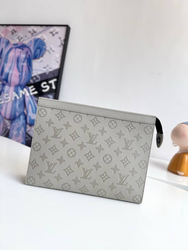 海外原单M61692冰灰独家实拍 此款小巧而时髦pochette Voyage中号手包取材 Taga 荔枝纹牛皮 功能多样 既可作为旅行袋放于包中 亦可持于手中