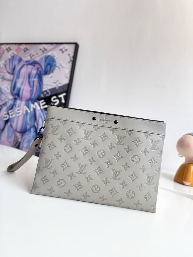 海外原单M14914冰灰独家实拍 本款 pochette To-Go 手拿包取材 Monogram Shadow 压纹牛皮革 以纤薄构型 考究金属件和可拆卸腕带 海外原单M14914冰灰独家实拍 本款 pochette To-Go 手拿包取材 Monogram Shadow 压纹牛皮革 以纤薄构型 考究金属件和可拆卸腕带