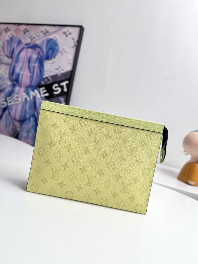 海外原单M61692浅黄独家实拍 此款小巧而时髦pochette Voyage中号手包 功能多样 既可作为旅行袋放于包中 亦可持于手中 展现时尚风格 宽敞的包内