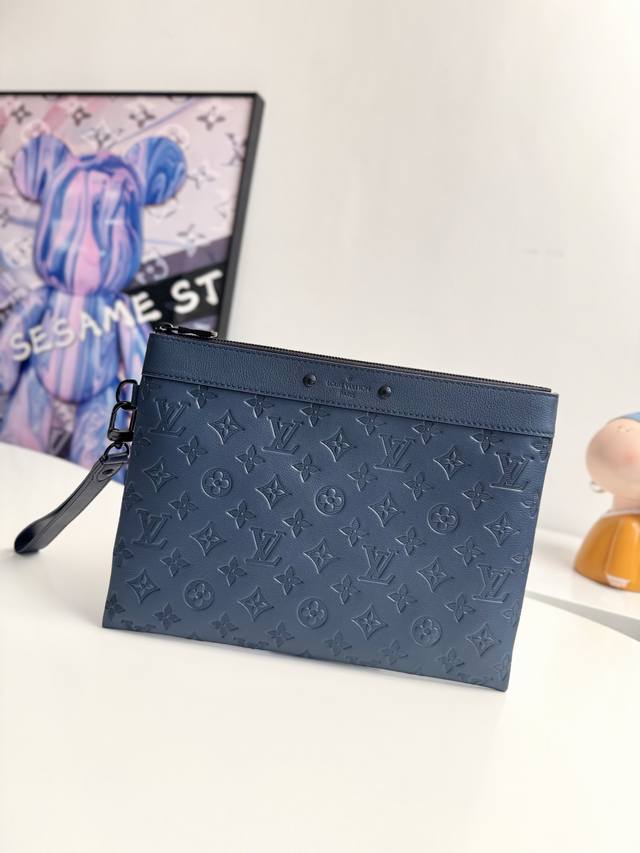 海外原单M14914深蓝独家实拍 本款 pochette To-Go 手拿包取材 Monogram Shadow 压纹牛皮革 以纤薄构型 考究金属件和可拆卸腕带