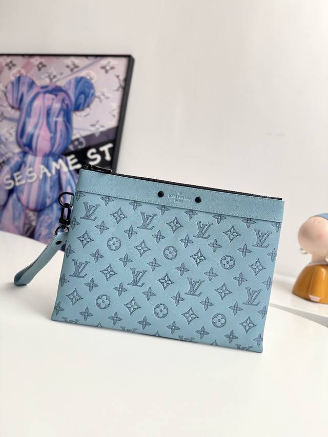 海外原单M14914冰蓝独家实拍 本款 pochette To-Go 手拿包取材 Monogram Shadow 压纹牛皮革 以纤薄构型 考究金属件和可拆卸腕带