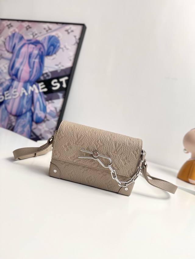 配全套专柜包装 海外原单M13889灰色独家实拍 本款 Steamer 迷你手袋为 Taurillon 皮革压印 Monogram 图案 搭配金属链条和饰针 拉 配全套专柜包装 海外原单M13889灰色独家实拍 本款 Steamer 迷你手袋为 Taurillon 皮革压印 Monogram 图案 搭配金属链条和饰针 拉