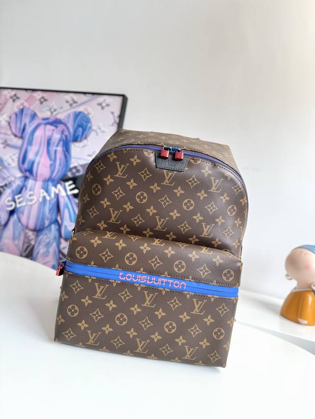 海外原单M43849独家实拍 出自男装艺术总监Kim Jones之手的新款Apollo双肩包 经典Monogram涂层帆布材质 配有编织带 防水拉链 抽绳与彩色